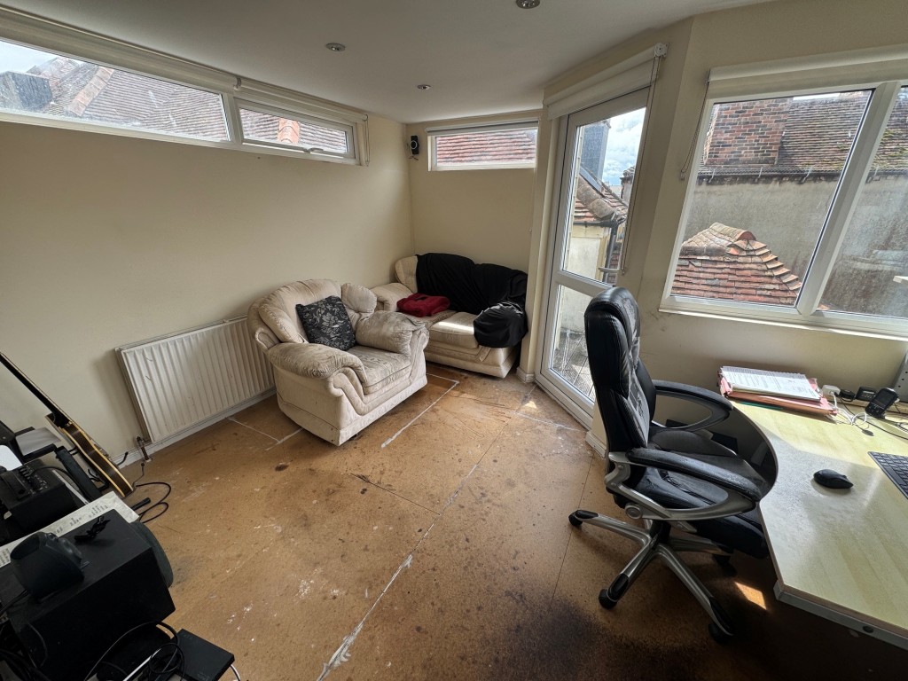 Lot: 85 - TWO FLATS CLOSE TO DEAL SEAFRONT, PIER AND TOWN CENTRE - Second floor flat - Sun room
